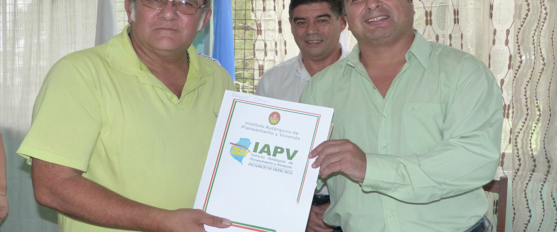 El gobierno provincial entregó escrituras de viviendas a más de 100 familias de Paraná