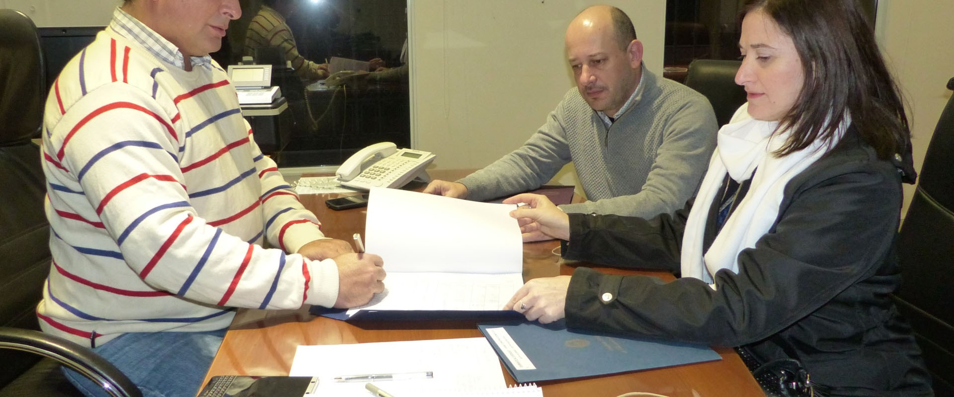 Para construir nuevas viviendas con recursos provinciales en Lucas González se firmó el contrato de obra