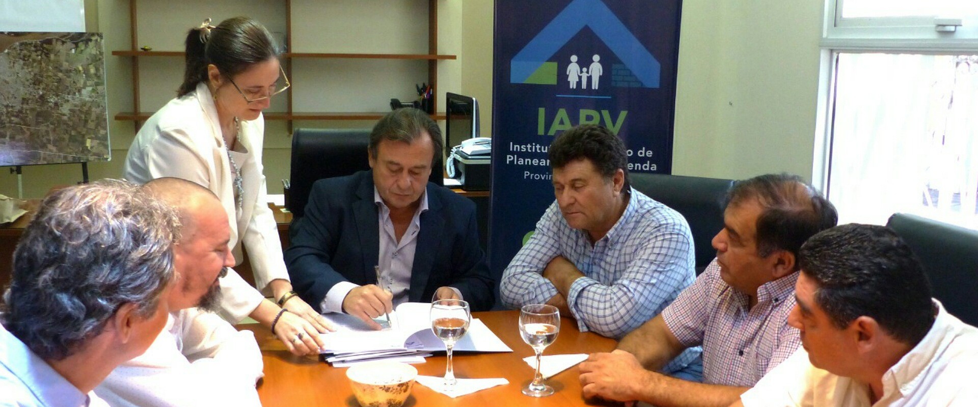Se firmaron contratos para la ejecución de viviendas en dos localidades