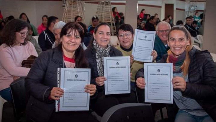 Se rubricaron escrituras de empleados estatales y docentes en Federación