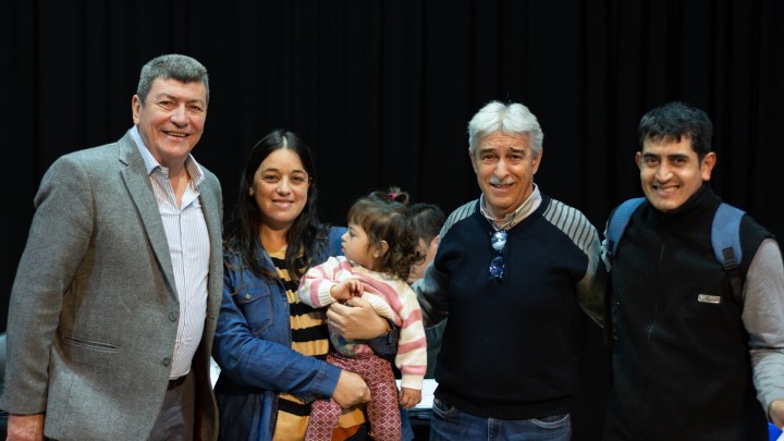 Familias de seis localidades del departamento Uruguay contarán con las escrituras de sus viviendas