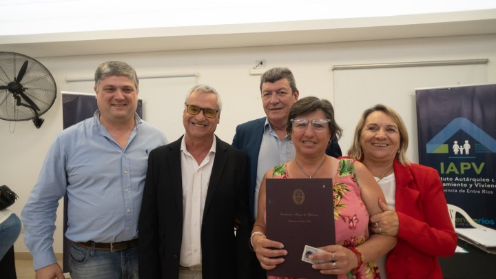 El gobierno entregó escrituras de viviendas en Gualeguay