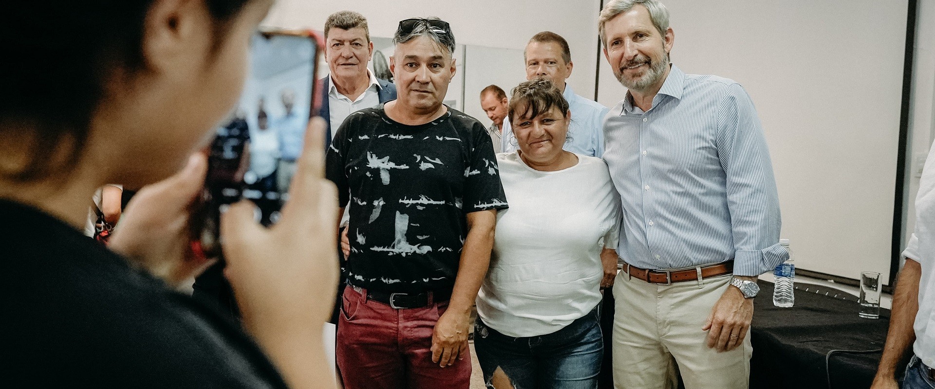 Frigerio entregó escrituras de viviendas a familias de La Paz