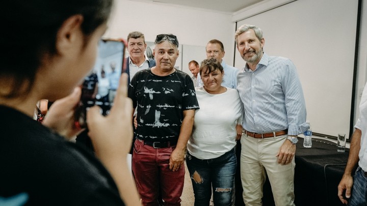 Frigerio entregó escrituras de viviendas a familias de La Paz