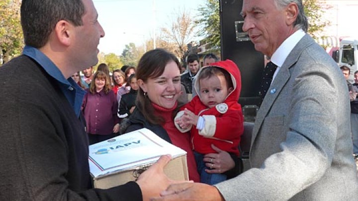 Diez familias de Lucas González recibieron las llaves de su nueva vivienda