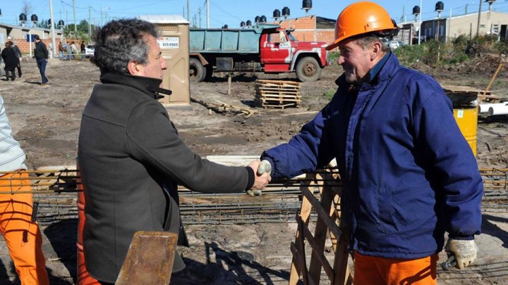 URRIBARRI RECORRIÓ EL GRUPO HABITACIONAL QUE EL IAPV CONSTRUYE EN CHAJARÍ